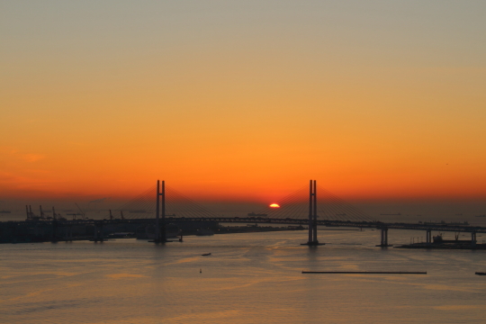 横浜ベイブリッジと朝日