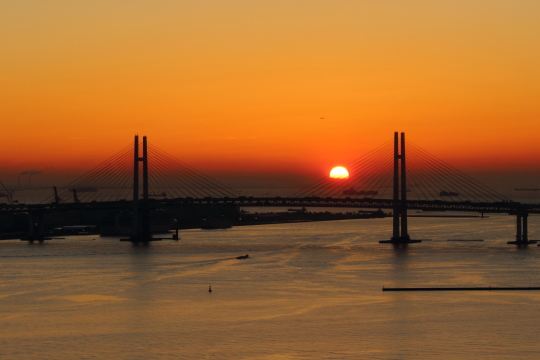 横浜ベイブリッジと朝日