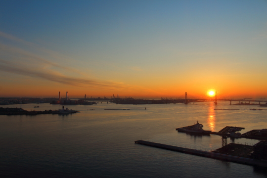 みなとみらいと朝日