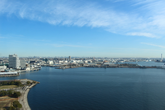 横浜インターコンチネンタルの部屋から見える都内のビル群