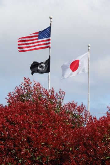 日本国旗とアメリカ国旗とPOW/MIAの黒い旗