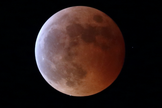 皆既月食と天王星食の瞬間