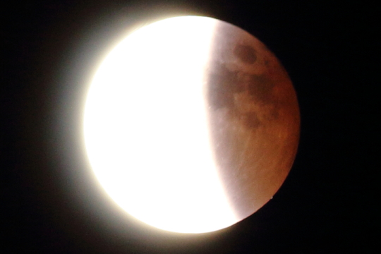 部分月食と天王星食の瞬間