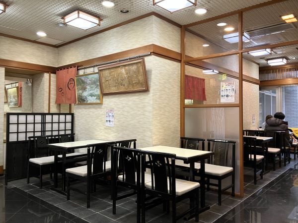 川崎大師の住吉屋総本店の店内